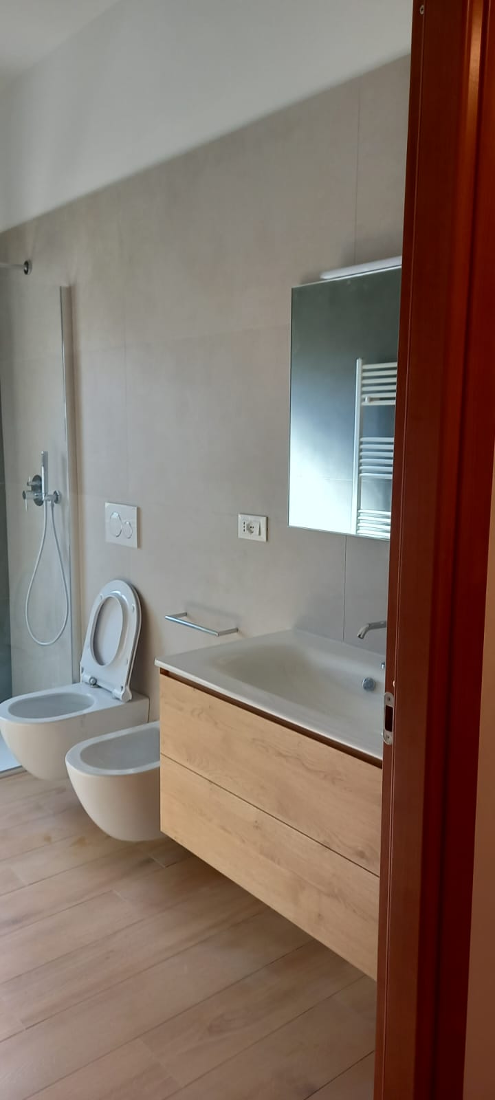 Installazione mobile bagno e pavimentazione — Roma, Ostia